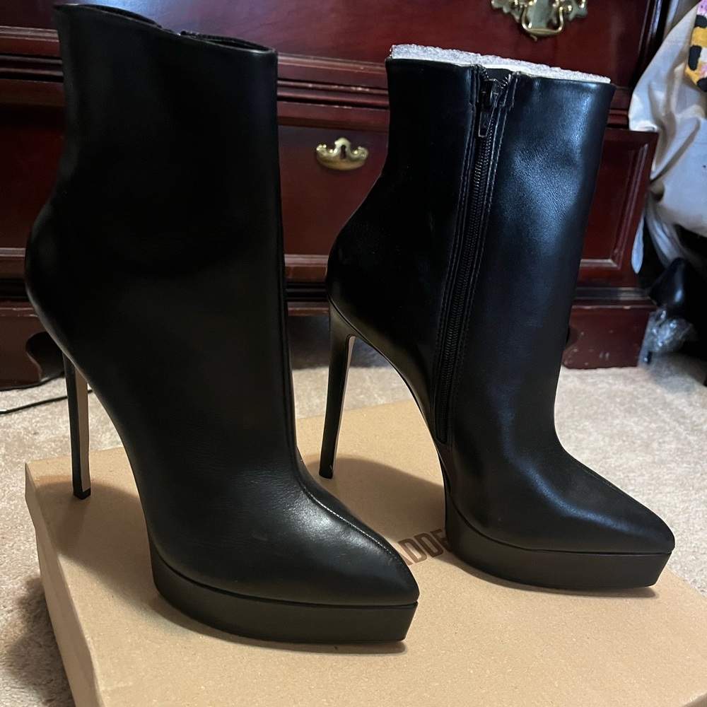 Black size 11 Steve Madden booties
